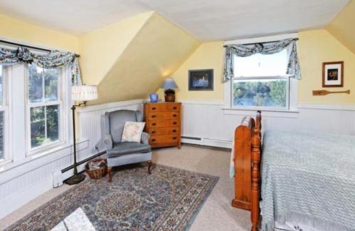 Queen Room with River View interior